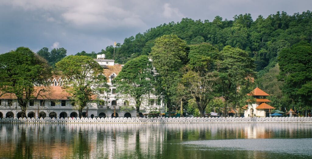 The last royal city of Sri Lanka: Kandy - In The World's Jungle