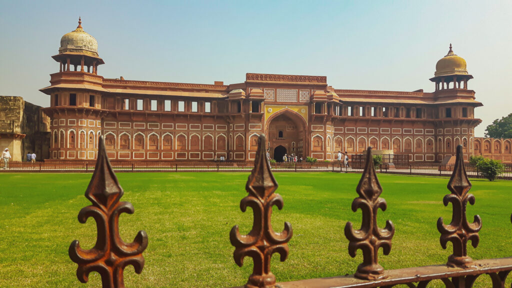 Red Fort in Agra. Virtual picture tour India. In the worlds jungle travel blog.