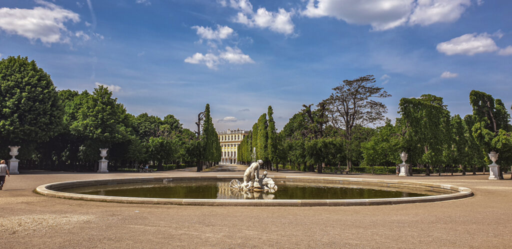 Virtual picture tour of Vienna, In the worlds jungle travel