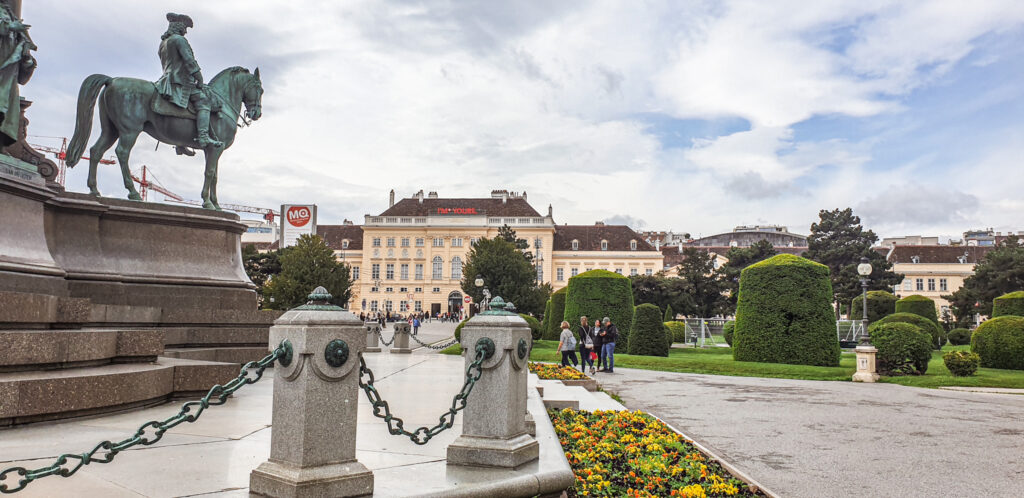 Virtual picture tour of Vienna, In the worlds jungle travel