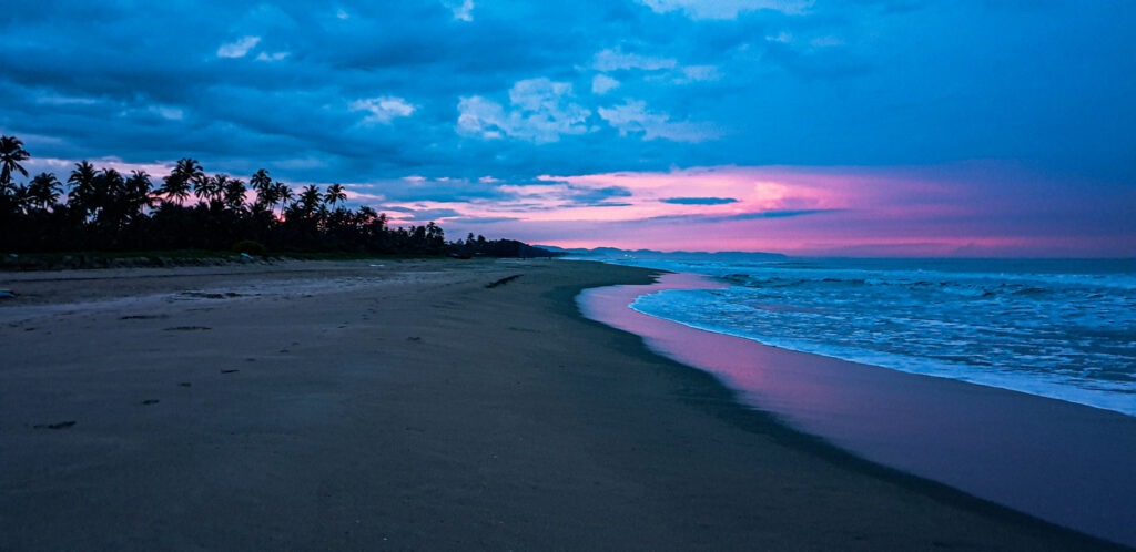 Sunset at the beach in Goa. The best historical and natural places to visit in Goa