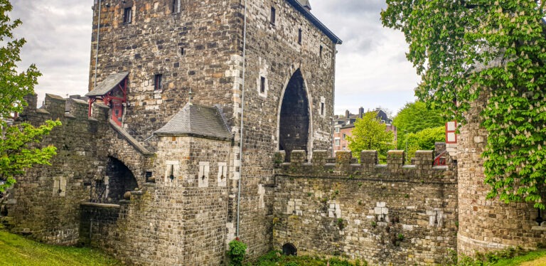 Monumental highlights of Aachen, In the worlds jungle travel