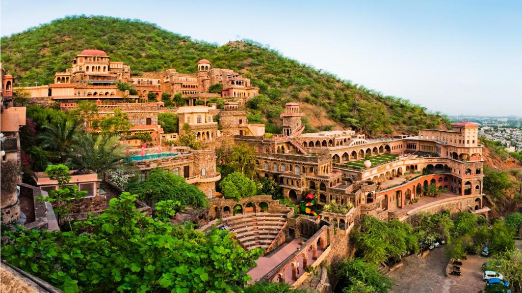 Neemrana Fort in Rajasthan. In the worlds jungle travel.