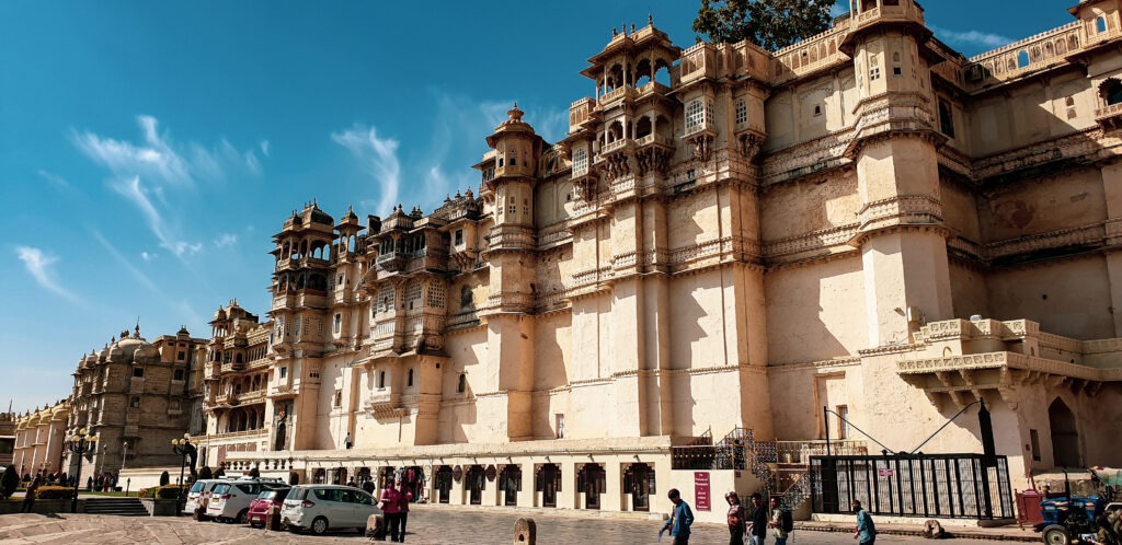 Streetview of Udaipur Palace. Majestic palaces to visit or to stay at in Rajasthan, India. In the worlds jungle travel.