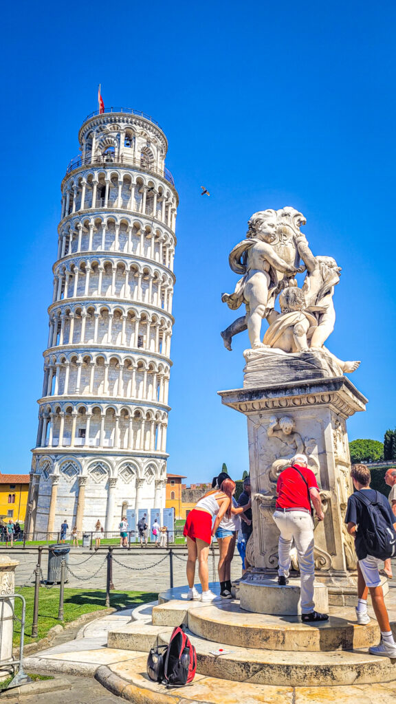 Torre de Pisa. Monumental highlights to visit in Pisa. In the worlds jungle.