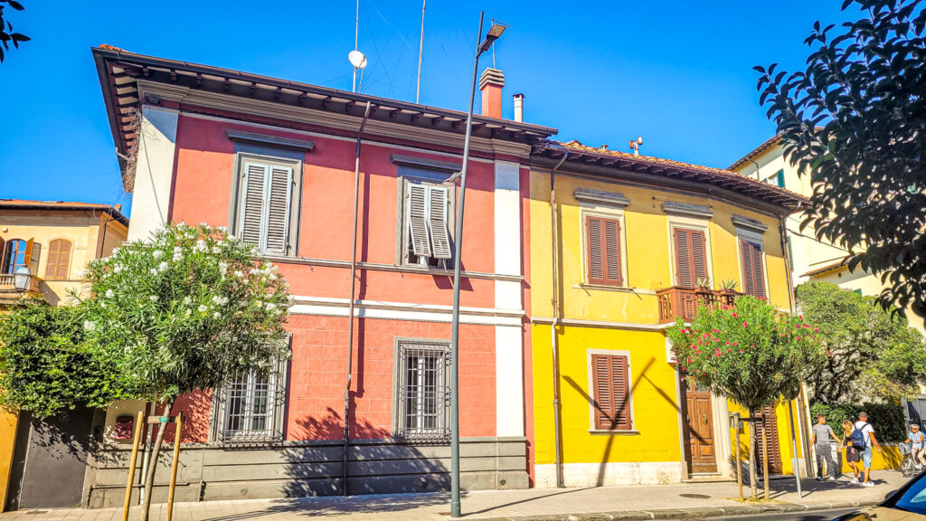 Colourful houses in Pisa. Monumental highlights to visit in Pisa. In the worlds jungle.