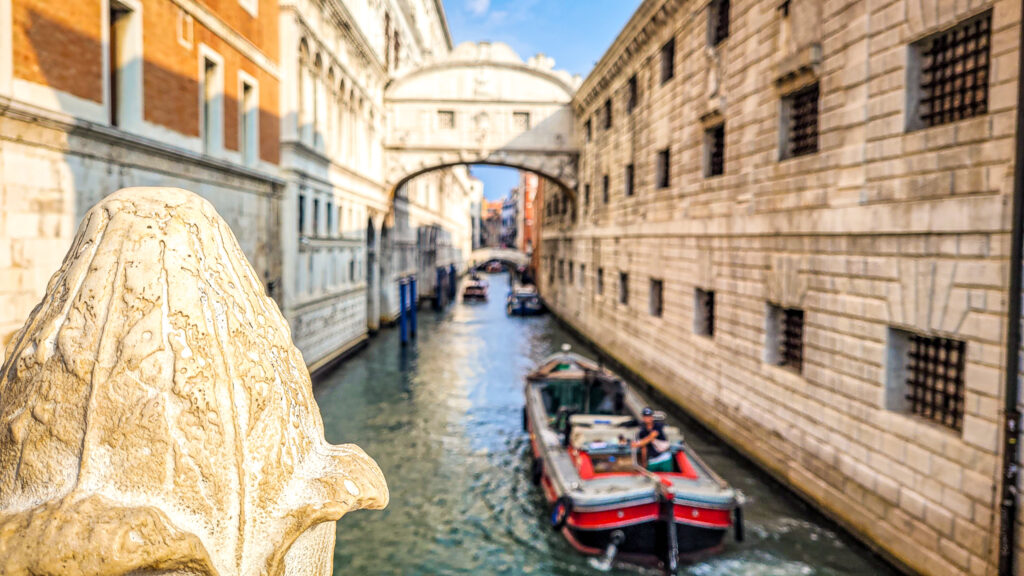 Ponte dei Sospiri or the Bridge of Sighs in Venice. Monumental highlights to visit in Venice, Italy. In the worlds jungle. 