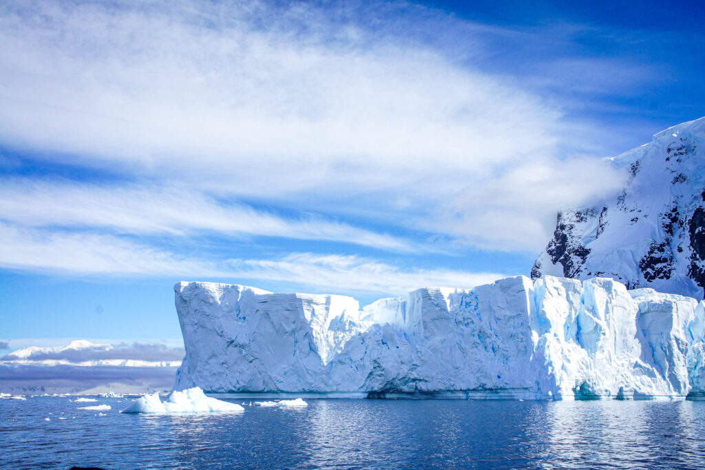 The ultimate guide to Antarctica. Photo taken by guest blogger Lydie. In the worlds jungle travel blog. 