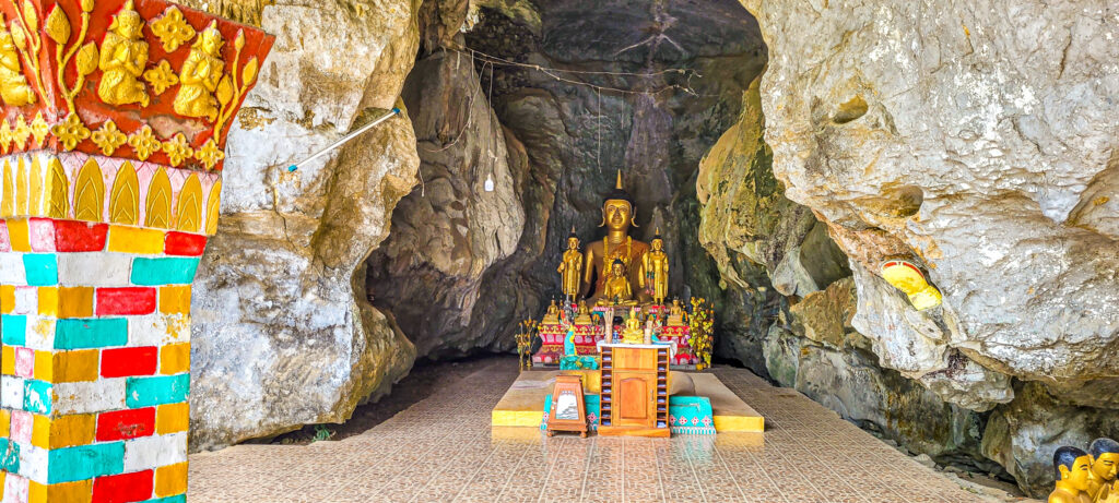 The Elephant Cave or Tham Xang in Vang Vieng. Cultural and natural highlights to see and do in Vang Vieng, Laos. In the worlds jungle travel blog. 