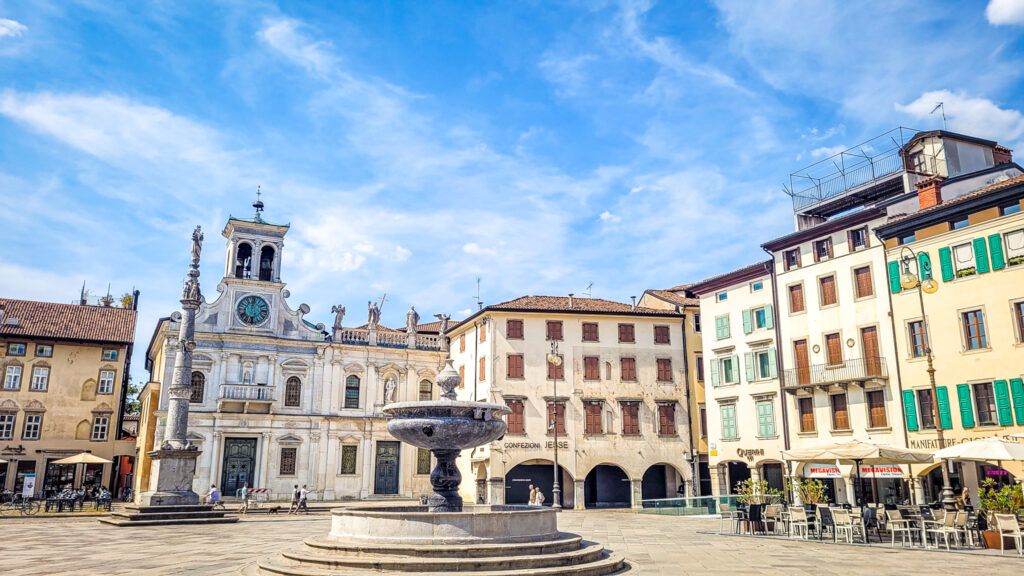 Piazza Giacomo Matteotti. Monumental highlights of Udine. In the worlds jungle travel blog.