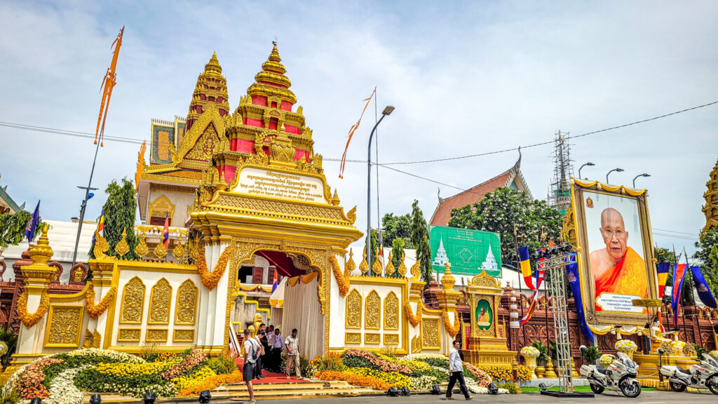 Entrance of Wat Ounalom. Cultural highlights in Phnom Penh. In the worlds jungle.