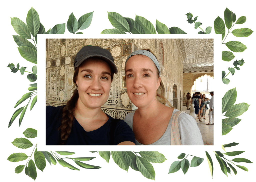 Adriana Machielsen and sister at Amber Fort. Beginners travel guide India (3)