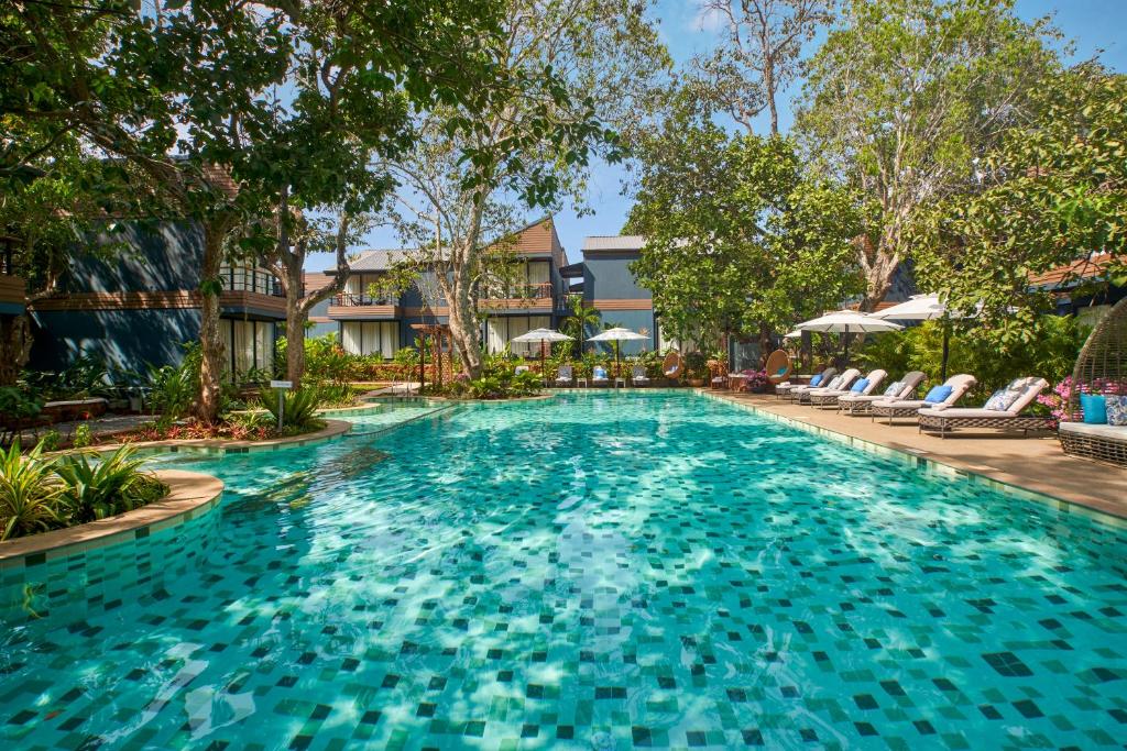 Swimming pool and garden at Avataara Resort & Spa. Goa Best luxury hotels & resorts in North Goa rated 8.5+ for an unforgettable getaway.
