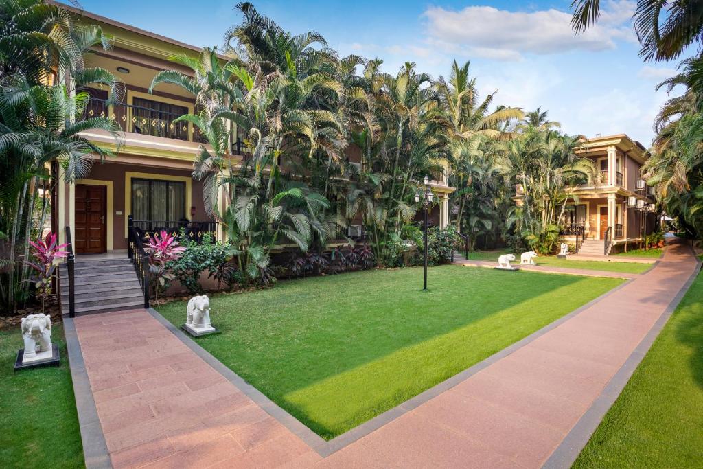 Garden and palmtrees at Seashell Suites and Villas. Goa Best luxury hotels & resorts in North Goa rated 8.5+ for an unforgettable getaway.