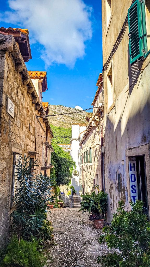 Alley in Dubrovnik. A complete travel guide to Dubrovnik: city walls, fortresses, and day trips