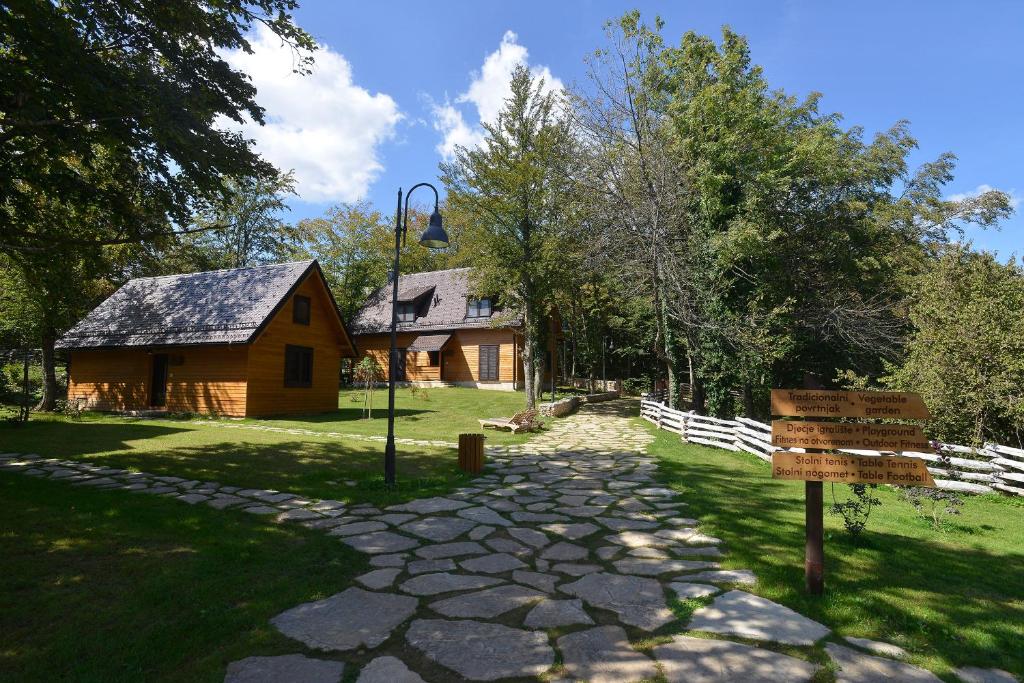 Bungalows and garden view at Fenomen Plitvice Resort. Visiting Plitvice Lakes: tips, highlights, and where to stay
