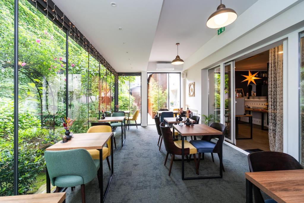 Breakfast area with green garden view at Casablanca Boutique Bed & Breakfast