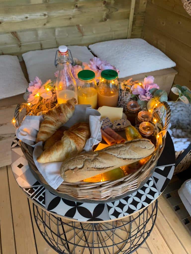 Breakfast setup Cabane au style scandinave et son bain nordique. Hiking Le Tombeau du Géant in Botassart, Belgium: Trails, tips & local legends
