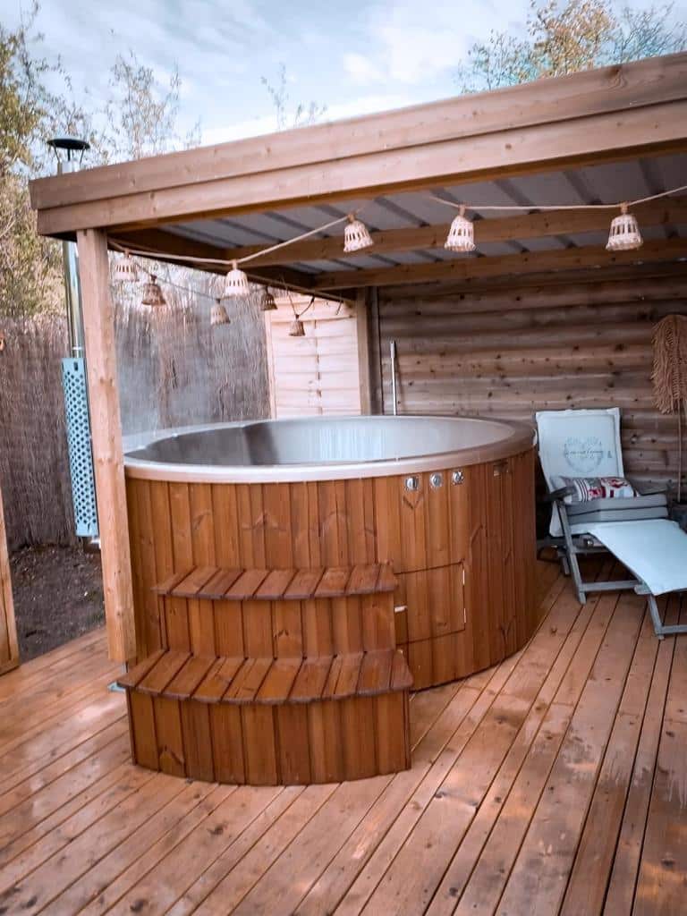 Outdoor hot tube at Cabane au style scandinave et son bain nordique. Hiking Le Tombeau du Géant in Botassart, Belgium: Trails, tips & local legends